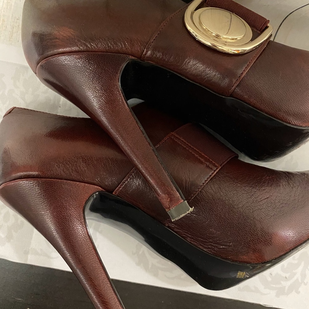 Woman’s Shoes - Picture 3 of 8